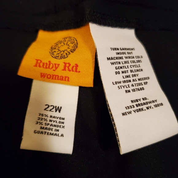 Ruby Rd Navy Blue Size 22 stretchy Capris. NWT - Picture 3 of 6